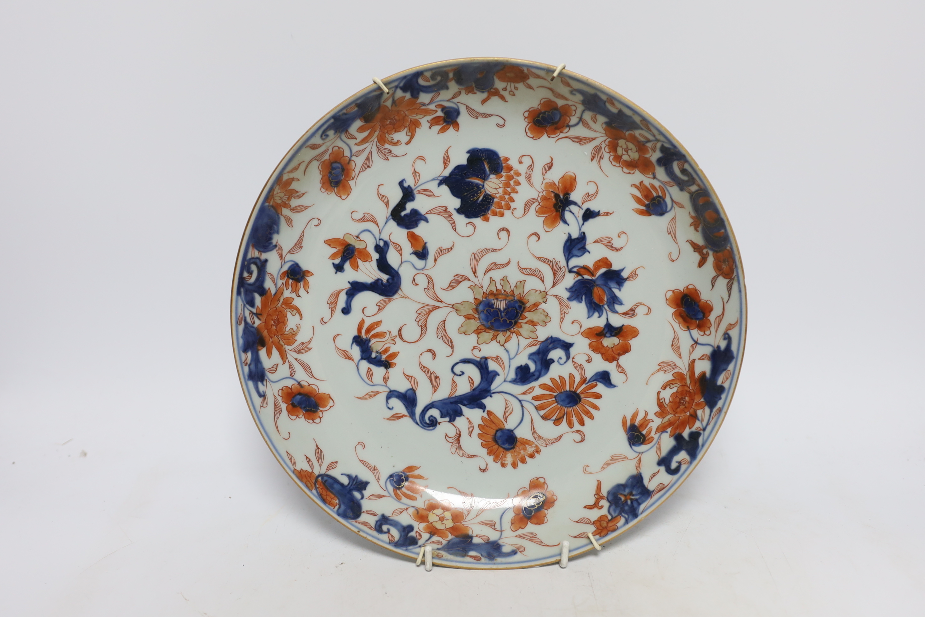 A pair of Chinese Imari dishes, Qianlong period, 28cm in diameter